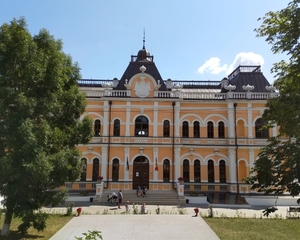 Manuc Bei Manor and ZooClub Bardar