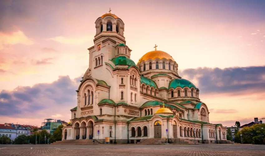 Экскурсия на 3 дня в Болгарию ➤ София • Велико-Тырново • Ловеч • Пещера Деветашка